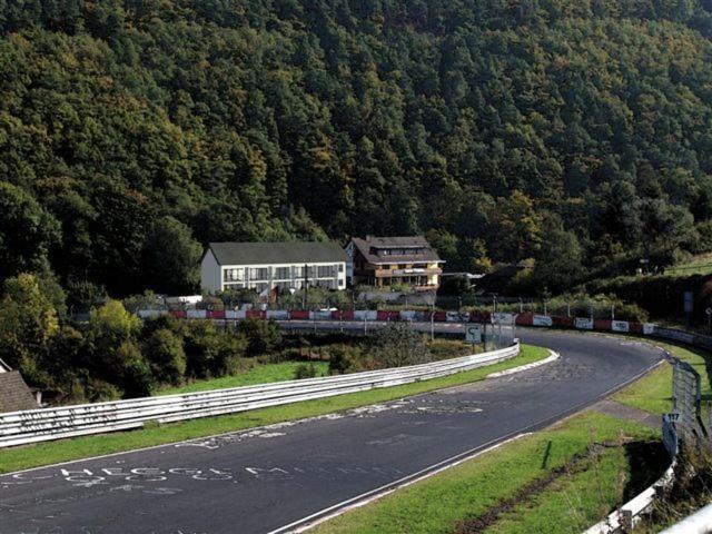 Hotel An Der Nordschleife Adenau Exterior photo